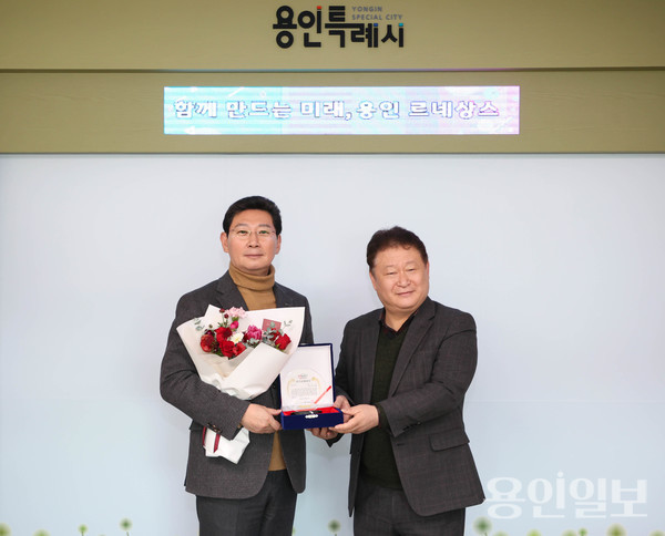 이상일 용인특례시장이 28일 임태희 경기도교육감을 대신해 강원하 용인교육지원청 교육장에게 ‘제38회 경기교육대상’을 전달받고 기념촬영을 하고 있다. /사진=용인시