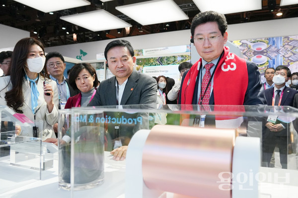 이상일 용인특례시장이 원희룡 국토교통부 장관과 함께 미국 CES 행사장 내 SK관을 살펴보고 있다. /사진=용인시