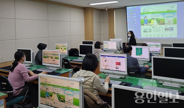 용인특례시가 농업기술센터에서 시민들에게 무료 정보화교육을 진행한다. /사진=용인시