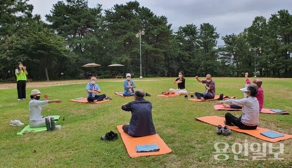 산림치유 프로그램에 참가하고 있는 사람들.