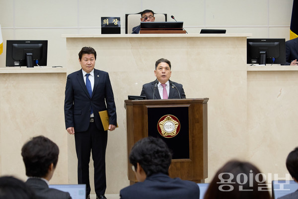 6일 본회의장에서 열린 제1차 본회의에서 난방비 지원 대책 마련 촉구 성명서에 대한 제안설명을 하고 있는 김진석(왼쪽), 이창식(오른쪽) 의원. /사진=용인시의회