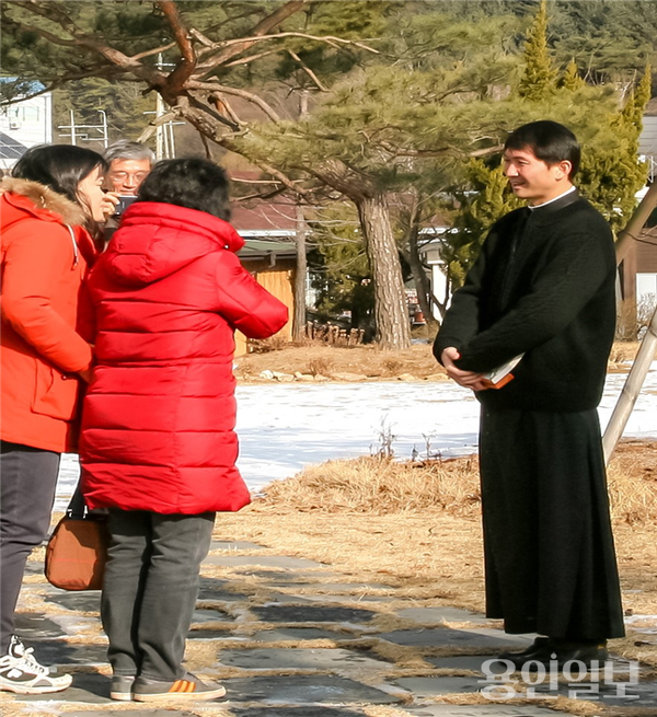 '은이성지' 전담 신부 이상훈(바오로) 신부가 은이성지를 설명하고 있다.