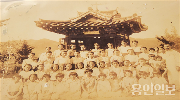  (우측 한복을 입은 프랑스 포 신부님과 어린아이들, 한복 차림의 신도들) 유실된 근대문화재 김대건 신부 기념건축물(남곡리:은이) / 사진 은이성지 제공  