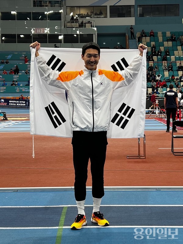 용인특례시 소속 우상혁 선수가 2위를 확정한 후 태극기를 들고 기념촬영을 하고 있다. /사진=대한육상연맹