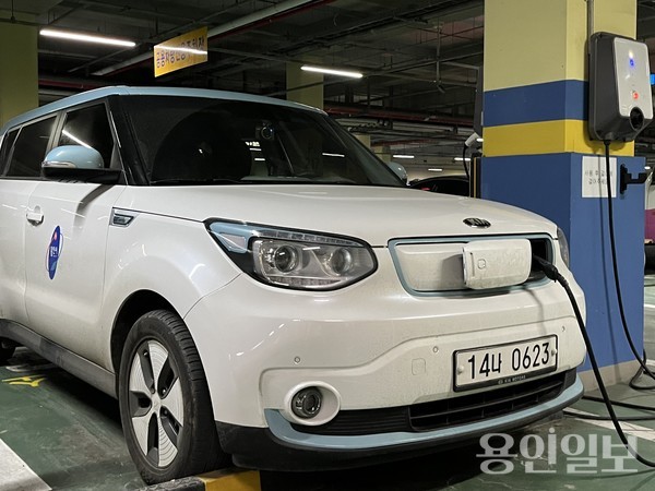 용인특례시가 친환경 자동차 구매 보조금 468억원을 지원한다. 시 관용차를 충전하는 모습. /사진=용인시