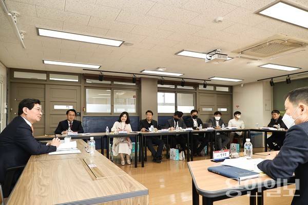 이상일 용인특례시장이 6일 용인바이오고등학교를 찾아 경기도교육청 관계자들과 지역 인재 양성 방안을 논의했다. /사진=용인시