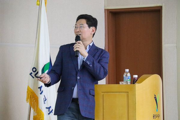 3월 24일 용인도시공사 본사 대회의실에서 ‘미술과 예술에 관한 지식 나눔’을 주제로 강연하고 있는 이상일 용인특례시장. /사진=용인도시공사