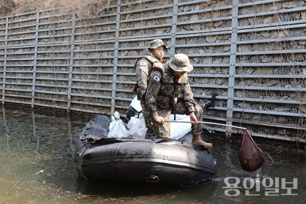 용인시자원봉사센터와 함께 기흥호수 환경정화 활동을 펼친 육군 수도군단 특공연대 장병들. /사진=용인시
