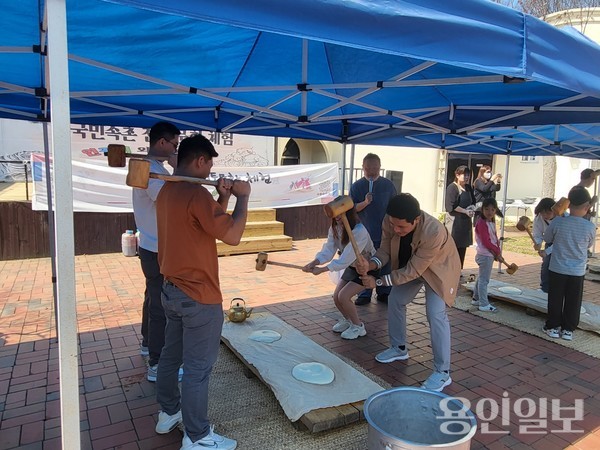 4월 2일 용인시외국인복지센터는 외국인주민 130여명과 함께 용인한국민속촌을 방문해 문화탐방을 진행했다. /사진=용인시외국인복지센터