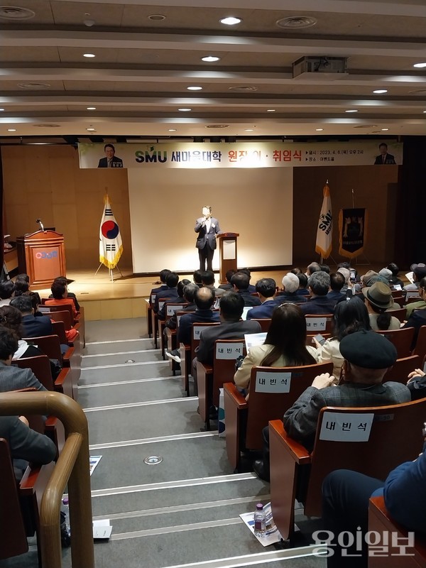  내빈을 소개하는 김근기 신임 원장 / 용인일보 