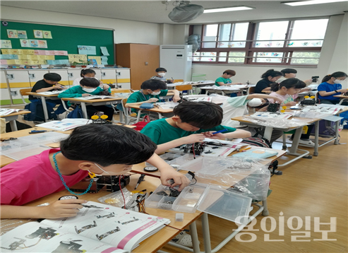  '찾아오는 교내 직업체험'교육활동에 참여하고 있는 용인 동막초 학생들. /사진=동막초