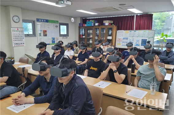 용인도시공사가 진행한  VR(가상현실) 콘텐츠를 활용한 안전교육에 참여하고 있는 직원들. /사진=용인도시공사
