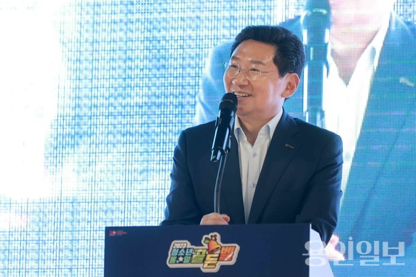 이상일 용인특례시장이 14일 용인실내체육관에서 열린 2023년 청소년 통일골든벨 행사에서 인사말을 하고 있다. /사진=용인시