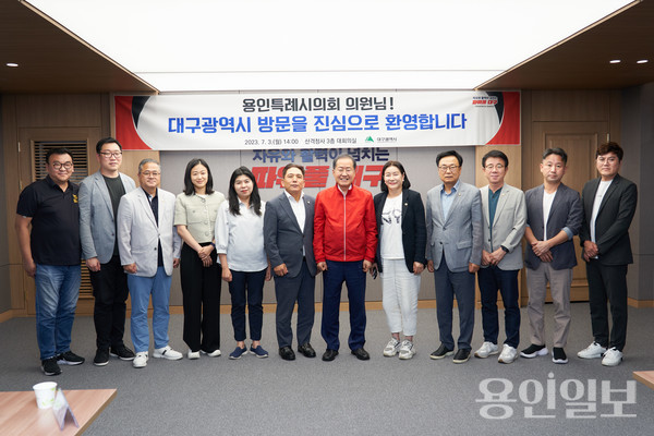 간담회 참석자들이 기념 촬영을 하고 있다. 왼쪽부터 신민석, 강영웅, 김길수, 기주옥, 안지현, 이창식 의원, 홍준표 대구시장, 김희영, 김영식, 김윤선, 김태우, 안치용 의원. /사진=용인시의회