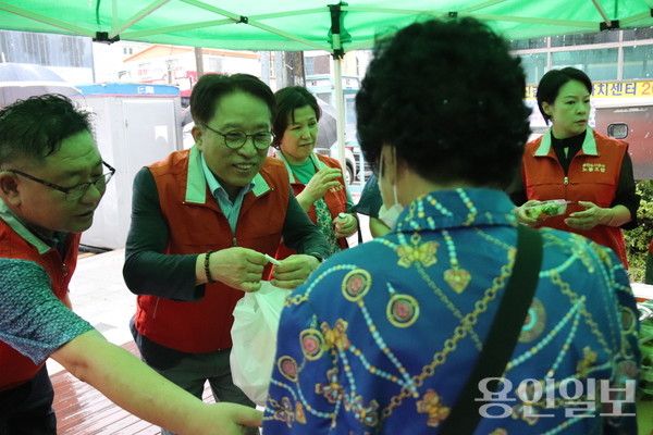 용인도시공사, 공사 노동조합, 나눔봉사단 약 30여명이 참여한 삼계탕 나눔 봉사. 