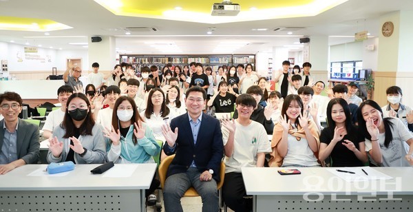 지난 7월 7일 용인고등학교를 찾아 학생들에게 특강을 진행한 이상일 용인특례장