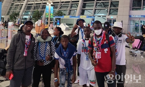 용인특례시의 지원으로 명지대에서 묵었던 감비아, 보츠와나 대원들이 지난 14일 새벽 출국을 앞두고 기념촬영을 하고 있다. /사진=용인시