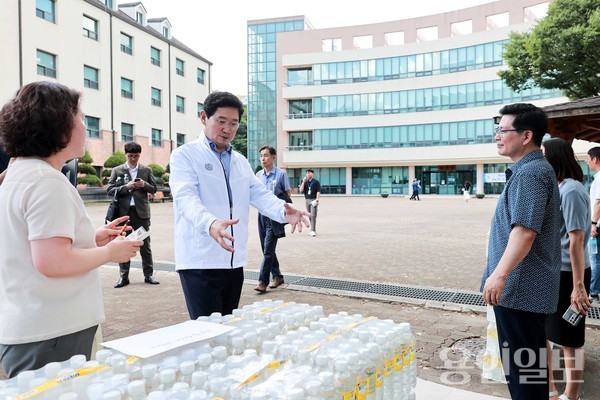 이상일 용인특례시장이 지난 8일 잼버리 대원의 임시숙소인 명지대를 찾아 대원들에게 나눠줄 생수가 충분한지 점검하고 있다. /사진=용인시