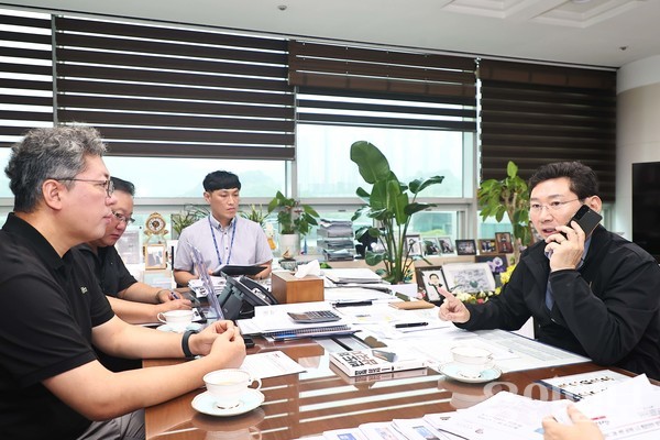 이상일 용인특례시장이 공무원노조와 비상근무관련 논의 후 행안부에 직접 전화를 걸어 지원을 건의하고 있다. /사진=용인시