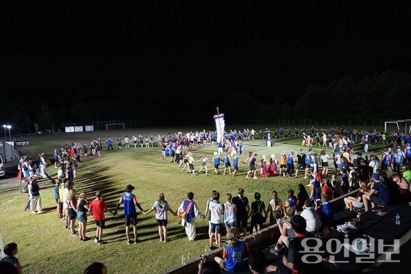 세계스카우트 잼버리 대회장으로 변신한 경기소방학교 운동장에서 농악대의 흥겨운 장단에 어울리는 대원들. /사진=경기도청
