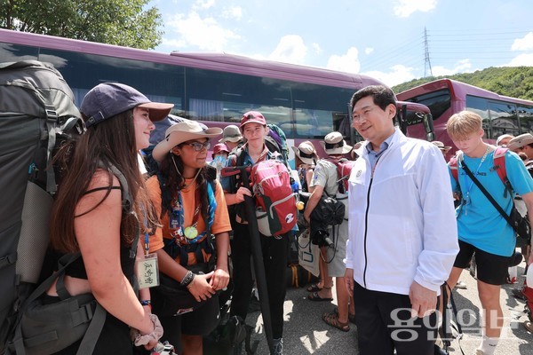 이상일 용인특례시장이 8일 명지대학교를 찾은 잼버리 대원(독일)들을 맞이하고 있다. /사진=용인시