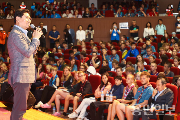 이상일 용인특례시장이 지난 10일 명지대 60주년 기념 채플관에서 열린 공연에서 잼버리 대원들에게 인사말을 하고 있다. /사진=용인시