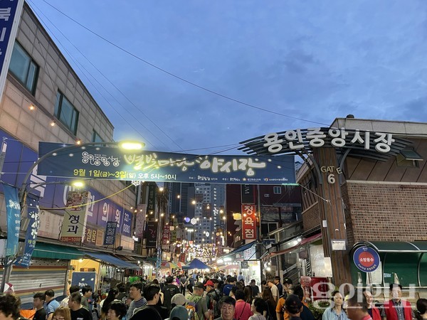 지난 9월 1일부터 3일까지 열린 '용인중앙시장 별빛마당 야시장'에 방문객들이 찾아 먹거리와 공연 등을 즐겼다.