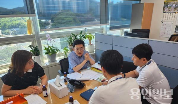 지난 7일 용인특례시에 벤치마킹을 온 인천광역시 지방세정책담당관 세외수입담당팀장, 주무관에게 시유재산발굴팀 관계자들이 사례별 업무 노하우를 전수하고 있다. /사진=용인시