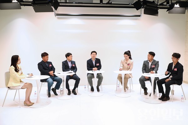 지난 9월 19일 용인미디어센터에서 글로벌반도체 중심, 용인의 미래를 주제로 열린 시민과의 열린대화에 참석한 이상일 용인특례시장과 패널들의 모습