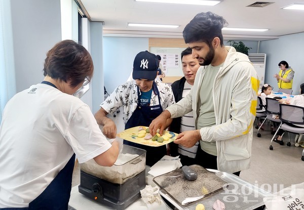 지난 24일 용인시외국인복지센터에서 열린  내외국인이 함께 즐기는 추석 행사 모습. 