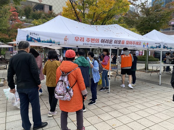 용인시 기흥구 동백2동 지역사회보장협의체가 지난 14일 동백호수 공원에서 열린 동민의 날에 참석한 주민들을 대상으로 복지사각지대 발굴 캠페인을 진행했다.