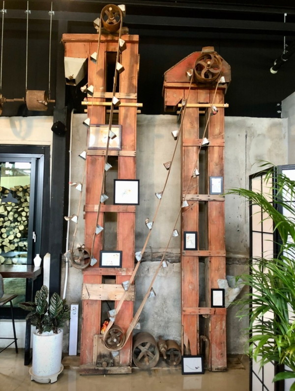 백암 카페 석실방앗간 내부. 