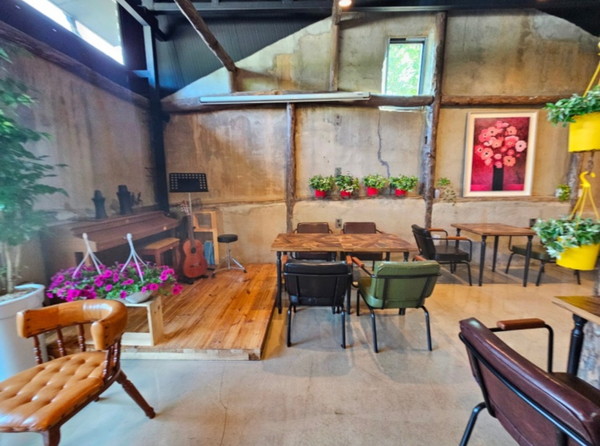 백암 카페 석실방앗간 내부. 