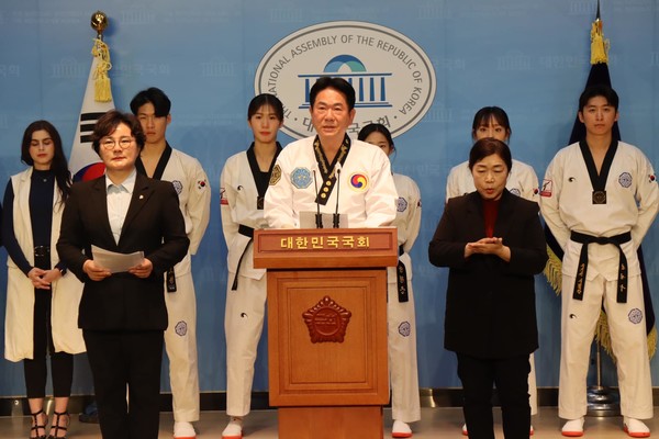 이동섭 국기원장은 오늘(8일) 2023 세계박람회 부산 유치 기원 태권도인 기자회견을 하고 있다. /사진=국기원 SNS