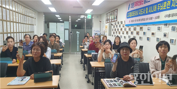  시니어 스마트 폰 교육 장면 / 용인일보 