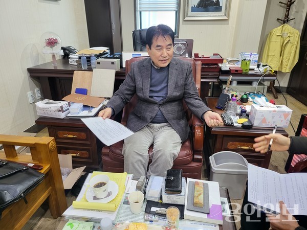  인터뷰에 응하는 백 군기 전 시장