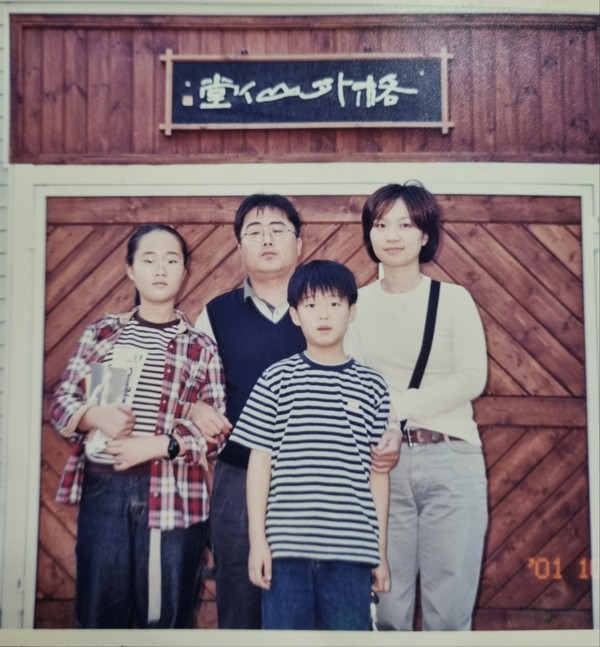 △ 2001년 춘천 격외선당 방문 시 이외수 선생님의 부인 전영자 선생님이 직접 찍어준 필자의 가족사진. 