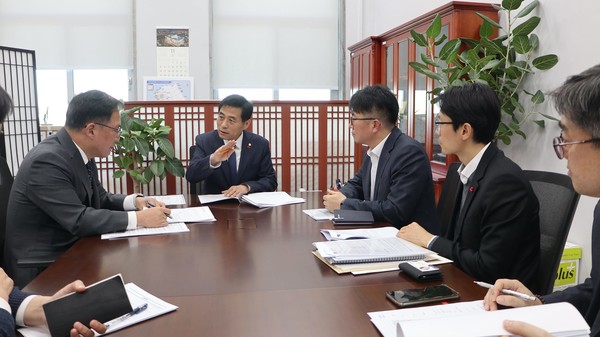 김민기 의원이 지난달 30일 국회 국토교통위원장실에서 국토교통부 백원국 2차관, 철도국장, 도로정책과장을 만나 용인 지역 도로 및 철도 교통 현안 추진 점검 간담회를 가졌다. /사진=김민기의원실