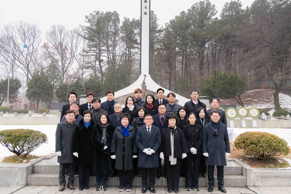 1월 2일 처인구 김량장동 용인중앙공원 현충탑을 찾은 용인특례시의회 윤원균 의장과 의원들이 기념촬영을 하고 있다. /사진=용인시의회