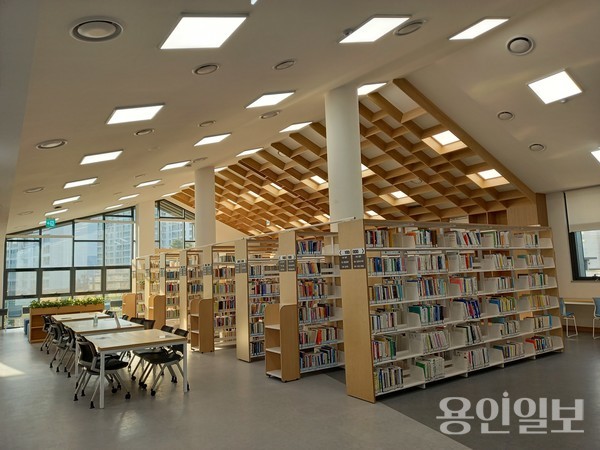 올해 용인시 공공도서관 20곳의 장서를 15만권 늘린다. 사진은 서농도서관 열람실.