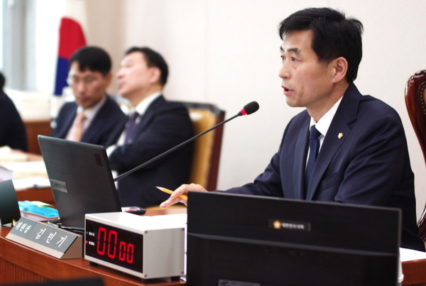 국회 국토교통위원회 김민기위원장