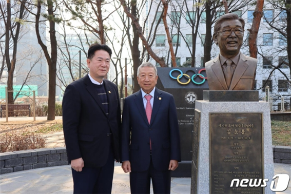 이동섭국기원장(왼쪽)과 세르미앙 응 IOC 수석부위원장이 김운용 국기원 초대원장 동상 앞에서 기념촬영을 하고 있다/ 자료 국기원 제공 