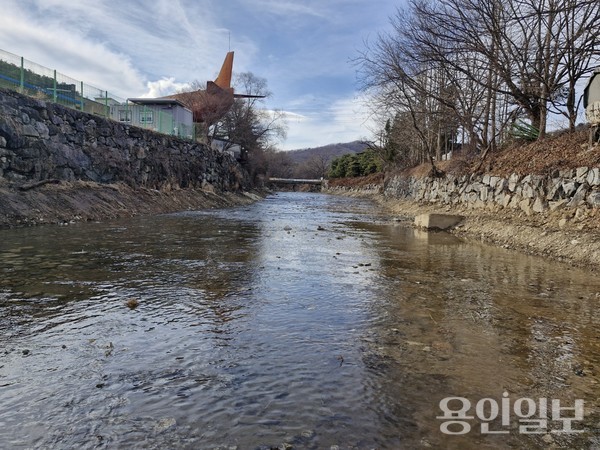 용인시 수지구가 최근 대장1교 인근 동막천의 준설을 완료했다.