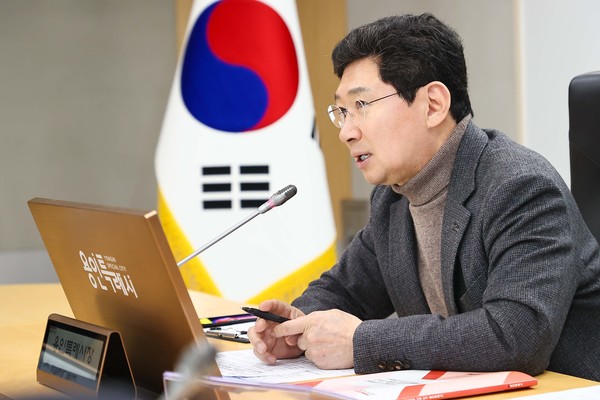 이상일 용인특례시장이 지난 7일 생활밀착형 사업 보고회에서 시민 불편 해소를 위해 노력해달라고 당부하고 있다. /사진=용인시