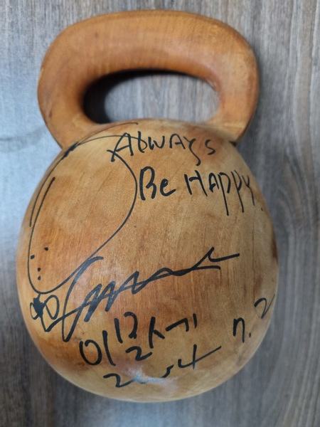 필자가 소장하고 있는 이문세 사인이 새겨진 목탁.