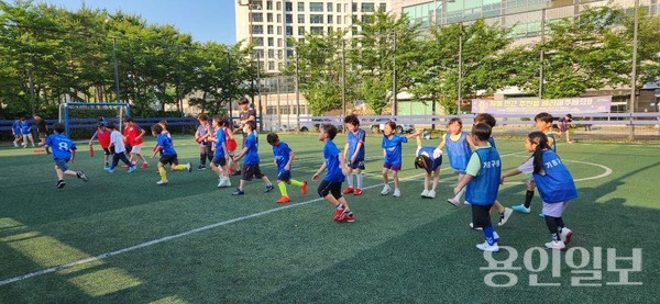 용인시 기흥구가 생활체육 프로그램을 운영한다. 유소년 풋살 프로그램 운영 모습.