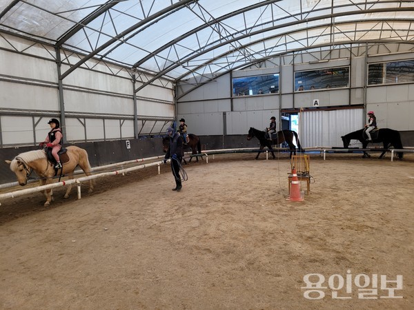 용인시의 한 승마장에서 승마 강습을 받고 있는 학생들. /사진=용인시