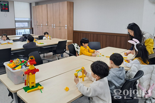 용인특례시 기흥구 동백2동 주민자치센터의 창의과학 강좌에 어린이들이 참여하고 있다