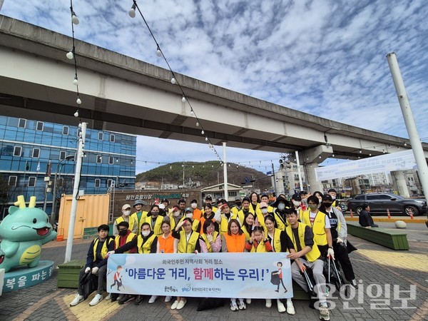 지난 24일 외국인주민의 자조모임 봉사자 발대식을 갖고 첫 봉사활동을 나섰다. /사진=용인시외국인복지센터