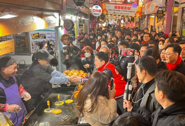  용인중앙시장에서 상인들과 함께 / 이원모 선거본부 제공